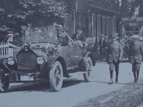 K-294, Overland Touring â€™18 van L.M. Blom uit Haamstede in mei 1918, met erachter de Overland Limousine â€™15 met hetzelfde kenteken.
bron: â€œSchouwens Westhoek zoals het was â€¦â€ door J.L Braber en W.P. de Vrieze, uitg Steengracht te Zierikzee 1971