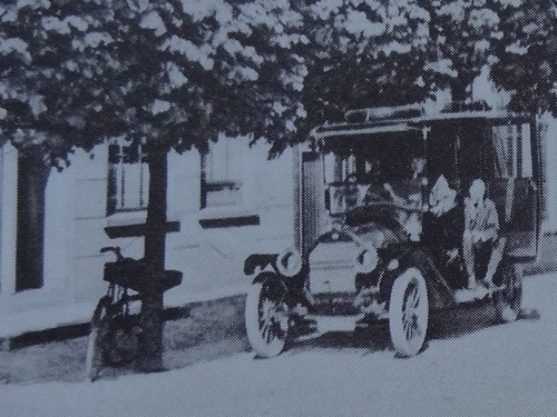 K-294, Overland Limousine met Nederlandse carrosserie van L.M. Blom te Haamstede, aldaar ca. 1915.
Collectie Gemeentearchief Schouwen-Duiveland, inv.nr. 52686029.