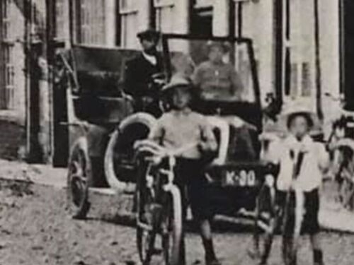 K-30, Renault van E.S. Murijn uit Sluis, voor zijn fietsenwinkel aldaar, ca. 1907.
Bron: Facebook pagina â€œHerinneringen aan Sluisâ€, geplaatst 29-9-2020 door Jean-Pierre Schoutens, via Ad v. Oorschot.
