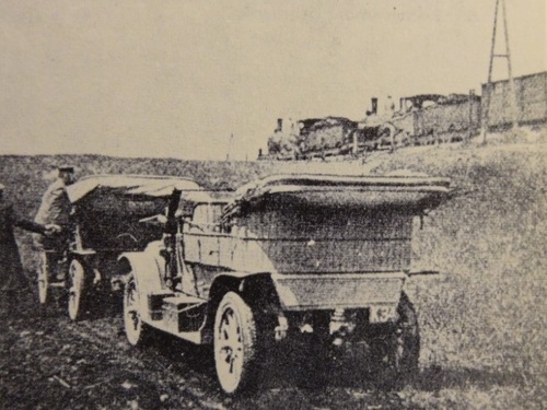 K-34, Vivinus van Jhr. v. Vredenburch uit Tholen, op 28 juni 1910 tijdens een demonstratieve autotocht op de Kreekrakdam.
bron: â€œâ€™t Reisvaerdig Bevelandâ€ van J.C. v. Hartingsveldt, p.45, fig.34, uitg. Den Boer De Ruiter, www.zeelandboeken.nl
