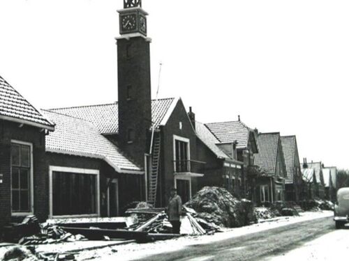 K-51, een Standard Vanguard van C.J.J. v. Arenthals, Hoofdstraat te Kortgene, kort na de watersnoodramp in febr 1953.
bron: Zeeuwse Bibliotheek / Beeldbank Zeeland FO013137, fotograaf onbekend.