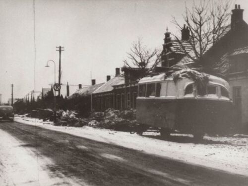 K-51, Standard Vanguard van C.J.J. v. Arenthals uit Kortgene, aan de Hoofdstraat aldaar 1953. 
Bron: Facebook, Kortgene ons dorp, geplaatst door AndrÃ© de Looff, 2-2-2023. 
